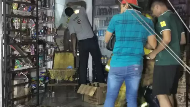 Vecinos narraron que vieron a 2 hombres lanzar gasolina en la puerta para provocar el incendio