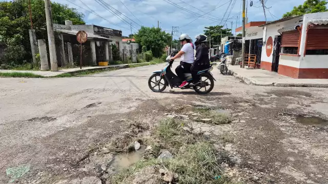 Vecinos de la colonia Guadalupe en Champotón piden obras de bacheo, cunetas y drenaje pluvial en la calle 16 por 41.