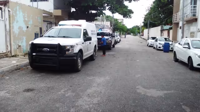 Personal de Servicios Periciales de la FGE Quintana Roo llegaron a la colonia Colosio de Playa del Carmen para el levantamiento del cadáver