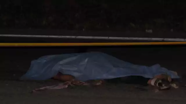 Una persona que trabaja en un rancho cercano expresó que escuchó el golpe y al salir vio tirado los cuerpos