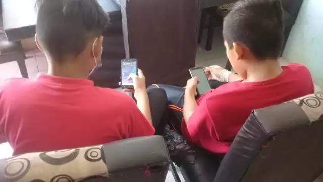 El hombre les ofreció dinero, comprarles ropa y boxers