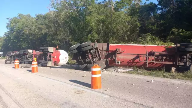 El camión representaba un peligro para quienes transitaban por la carretera a Cancún