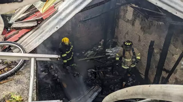 Algunos bomberos resultaron sofocados por el humo