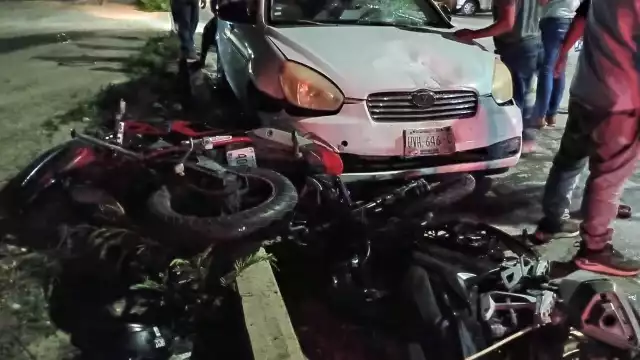 El conductor de un automóvil huyó tras chocar contra 2 motociclistas sobre la avenida Arco Vial