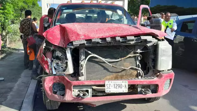 La veintena de trabajadores que iban en el camión no resultaron lesionados