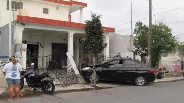 El automóvil provocó varios daños