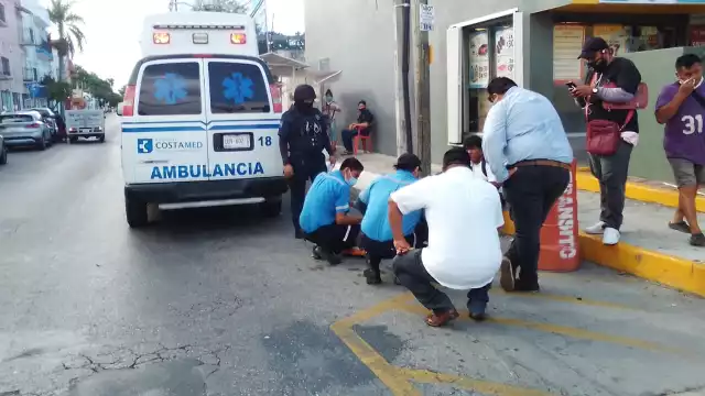 La señora terminó sobre el pavimento tras el impacto recibido por la unidad de Tucsa en Playa del Carmen