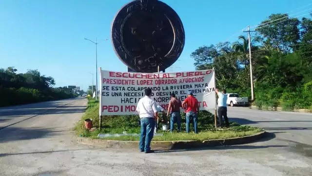 La manta puede verse en la entrada a Playa del Carmen, donde piden solución del Gobierno Federal sobre el trazo del Tren Maya en Q.Roo