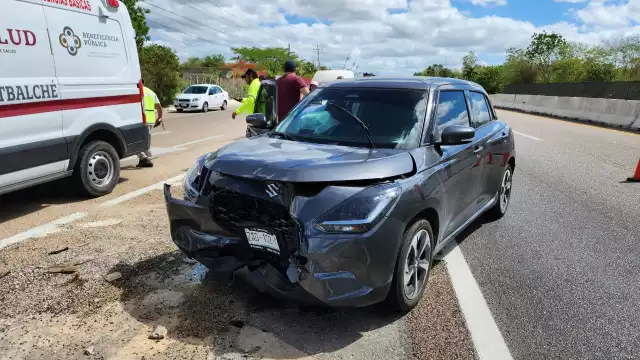 Joven se estrella contra amortiguador en Bacabchén; dormita al volante y queda herido