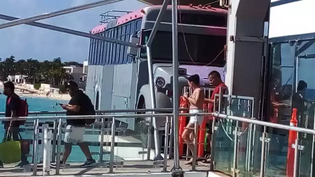 Después de 3 semanas de exhibición, el Ayuntamiento ordena retirar el camión de la Terminal Marítima