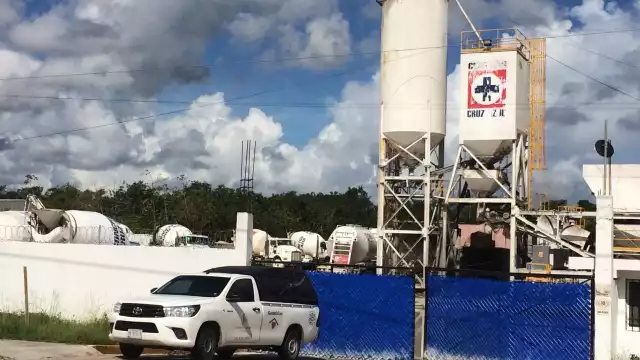 Un conductor de un volquete murió de manera misteriosa cuando entregaba producto en las instalaciones de la bloquera Cruz Azul.