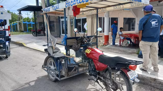 Mototaxi se volcó tras atropellar a un perro en la colonia Revolución.