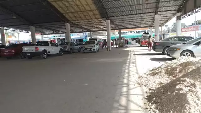 El hombre perdió su laptop y maletas que tenía en su auto estacionado en el mercado de Escárcega