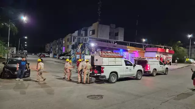 Los manifestantes lograron que una cuadrilla de la CFE llegara al lugar.