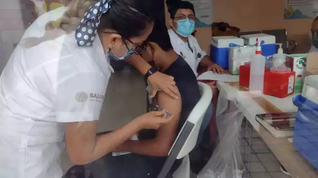Los adolescentes que no recibieron su segunda dosis contra el coronavirus acuden al Hospital General de Carrillo Puerto para ser inmunizados
