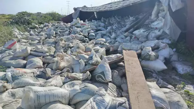 Tráiler cargado con sal vuelca en la Sabancuy–Isla Aguada