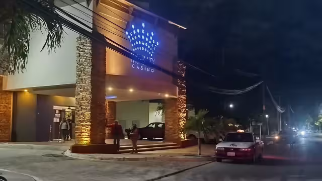 La mujer recibió ayuda de los paramédicos de la Cruz Roja y fue trasladada a un hospital