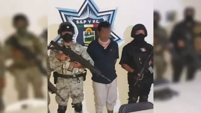 El presunto narcomenudista fue trasladado de Tulum a Playa del Carmen donde fue puesto a disposición de la FGE Quintana Roo