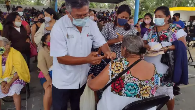 Después de las 10:15 de la mañana, se empezó aplicar la primera dosis a a una abuelita proveniente de una comunidad indígena