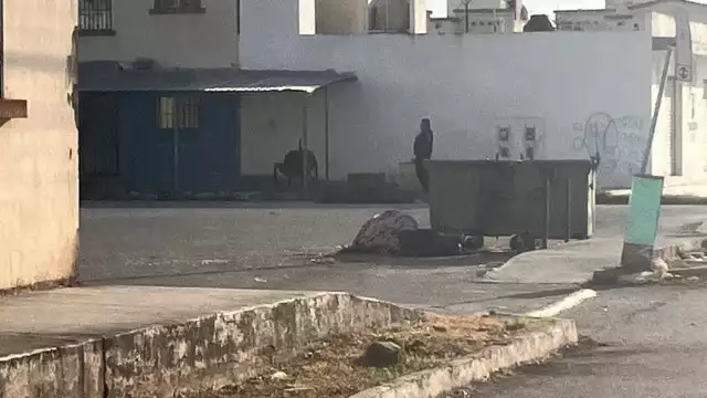 A una calle de distancia los dejaron envueltos en sábanas