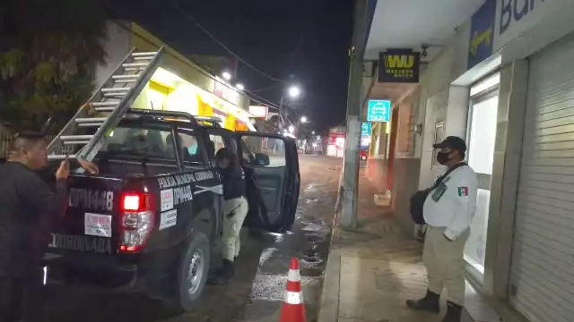 Los elementos de seguridad municipal llegaron al lugar alertados por la alarma de la empresa de electrodomésticos y más