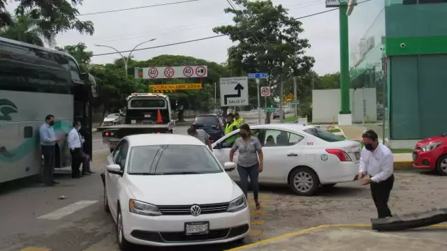 Las aseguradoras de los tres vehículos resolvieron el incidente vial