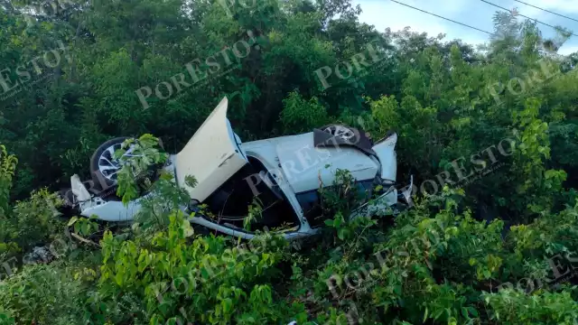 El automóvil avanzó 100 metros desde el pavimento hasta quedar en medio de la maleza