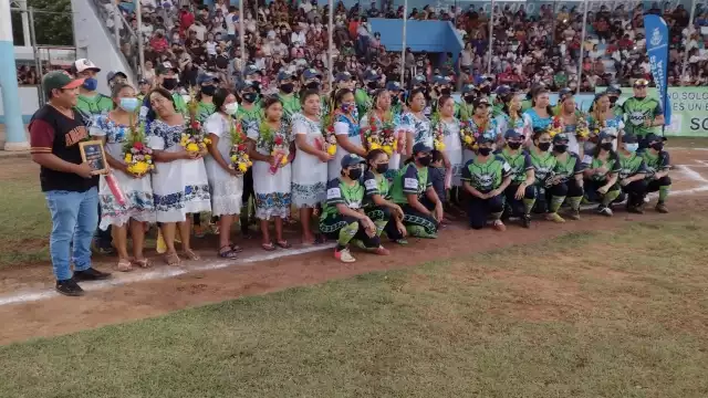 Las mujeres del equipo de softbol llegaron a Mérida