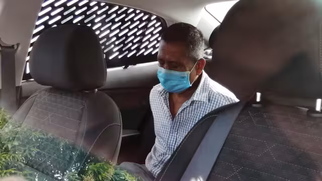 Detenido en la patrulla luego del que la policía acudiera al lugar