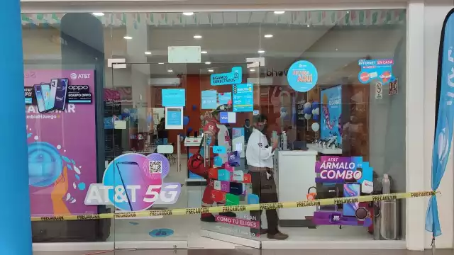 Con un arma de fuego, tres asaltantes robaron dinero en efectivo y teléfonos en una tienda de AT&T en Ciudad del Carmen