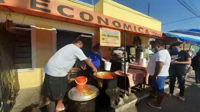 Una larga fila de hambrientos comensales se forma cada domingo por las mañanas en esta colonia que se despierta con el tradicional sazón local