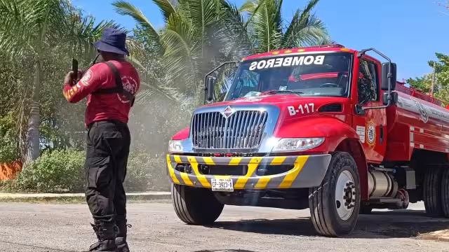 Los bomberos lograron sofocar el fuego en un terreno baldío en Campeche