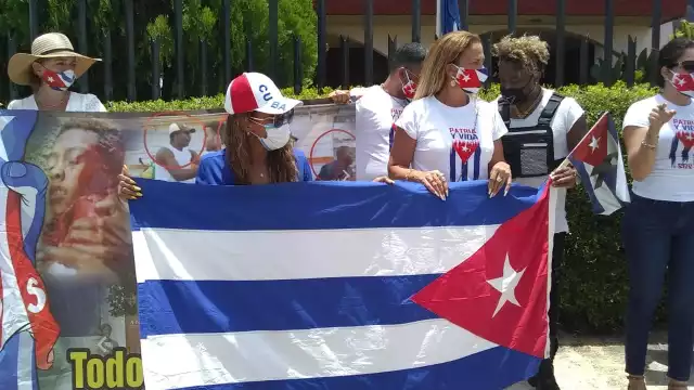 Niurka llegó después del medio día al consulado de Cuba en Mérida para unirse a la manifestación