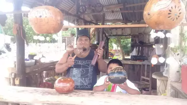 Mario Humberto Cervera Xol, es un habitante de la comisaría de San José, quien vive del tallado