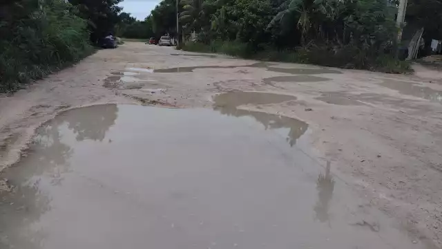 El desperfecto ha formado baches, los cuales se han convertido en criaderos de moscos, además que se dificulta el paso de automovilistas y peatones. 
