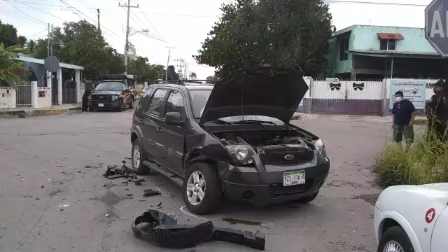 La camioneta fue impactada por un automóvil Kia placas YYY-587-D que circulaba de Norte a Sur sobre la 32