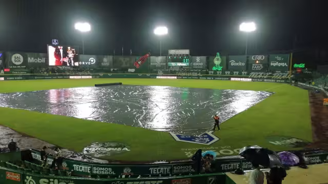 En Mérida se sintió una fuerte lluvia que suspendió el partido de la Serie del Rey