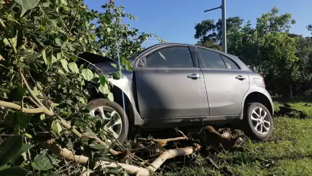 El vehículo se fue a la hondonada que divide al Periférico de Mérida