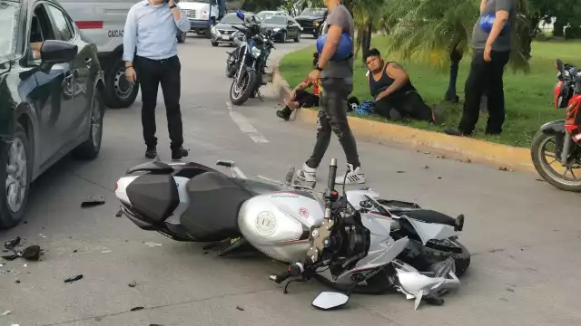 La pareja presentó heridas tras caer en el pavimento