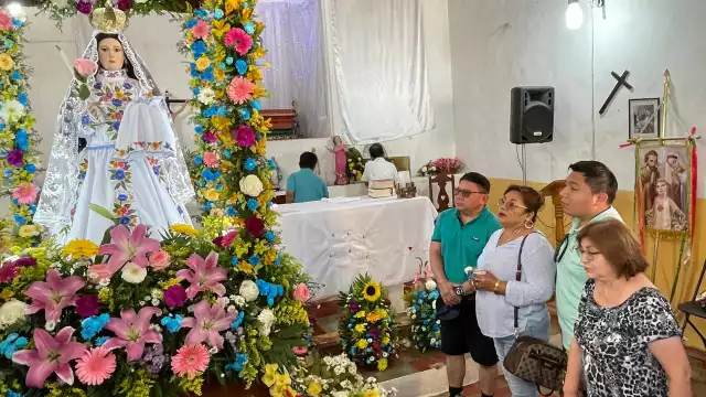 En Los Chenes las familias acudieron a la parroquia a venerarla.