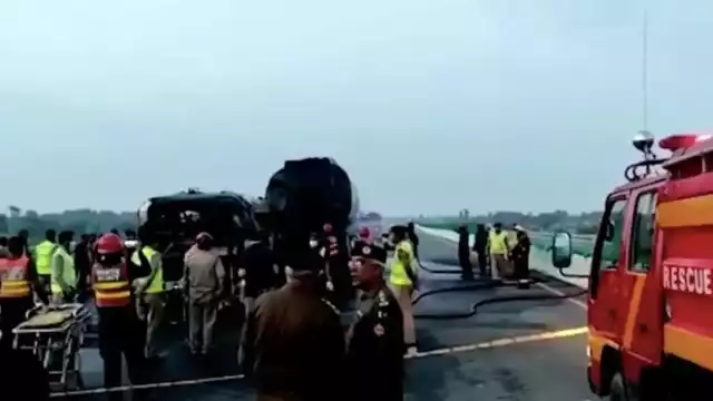 Policía de Pakistán indicó que presuntamente el chofer del autobús se quedó dormido y se estrelló contra la unidad cisterna