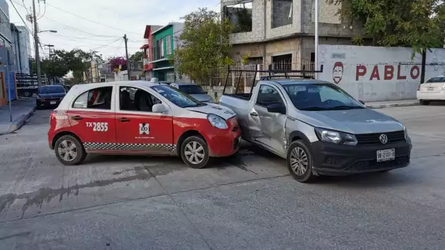 El taxi trminó impactando a la camioneta