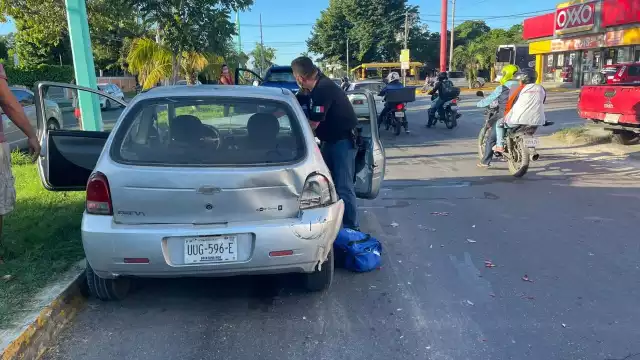 En el interior del automóvil compacto, quedó atrapada una menor de edad, quien resultó lesionada