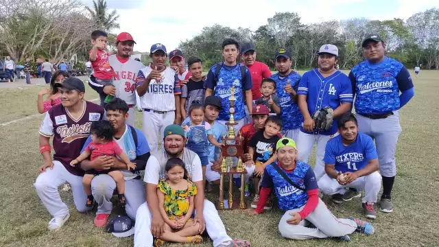 Loa vencedores posaron junto a su premio