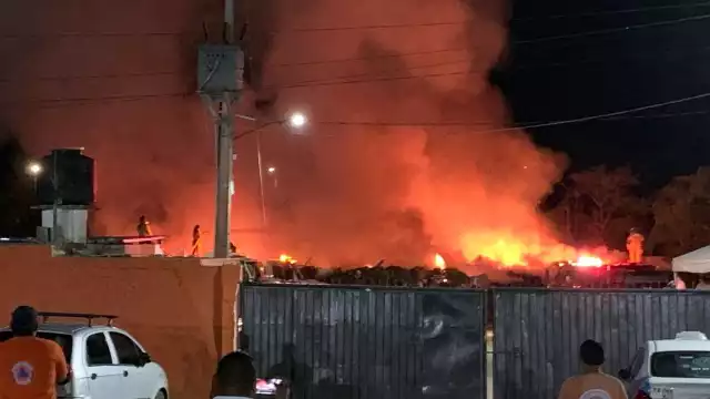 Un incendio arrasó con basura, ramas y maleza acumulada en el predio del antiguo Transporte Urbano Municipal (TUM) de Campeche.