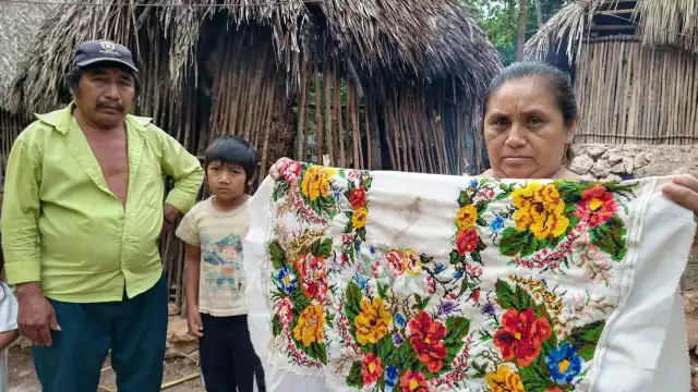 Los trabajos con mayor demanda son los hipiles, que se puede encontrar en precios desde 500 hasta los 2 mil pesos