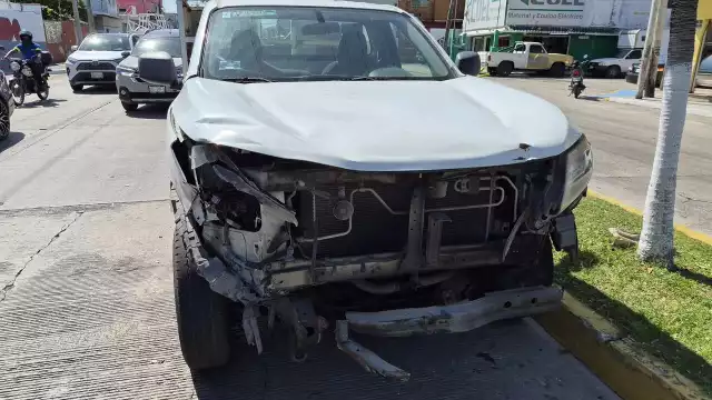 Choque entre camioneta repartidora de gas y tractocamión provoca caos vial en la colonia Benito Juárez