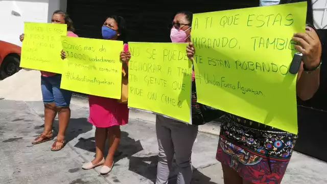 Se presentaron con pancartas en mano para exigir la consulta