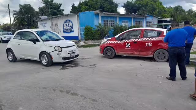 Un menor resultó lesionado tras chocar su Fiat blanco contra un taxi Chevrolet Spark en la colonia Esperanza