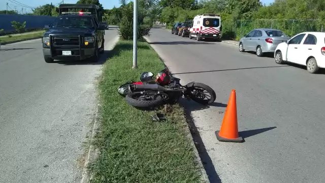 Quienes vieron el accidente dijeron que la patrulla no se detuvo al ver a la motociclista